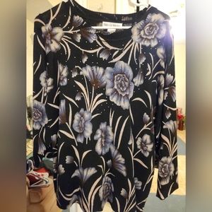 3/4 sleeve top with detailing, black with flowers
